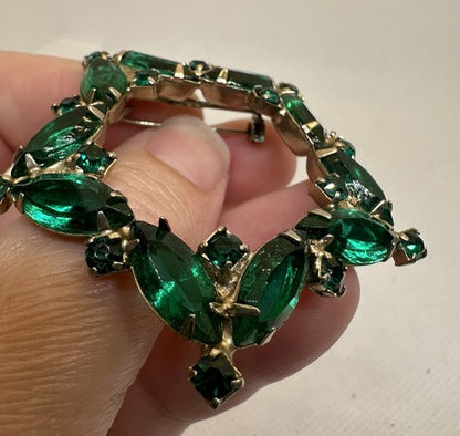 Stunning Green Glass Rhinestone Open Back Star Brooch Vintage Gold Tone