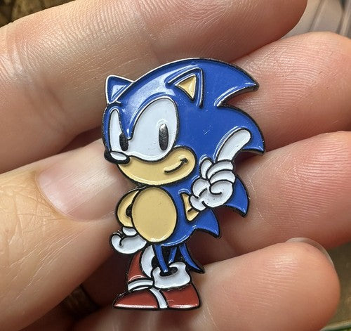 VINTAGE SONIC THE HEDGEHOG POINTING POSE PIN BADGE SEGA ENAMEL 90s