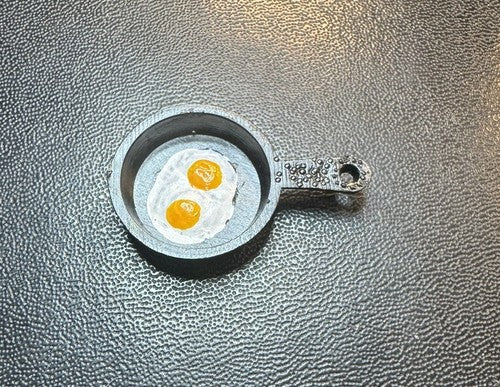 Dollhouse Miniature Fried Egg Breakfast in Frying Pan Cast Iron Look 3cm Barbie