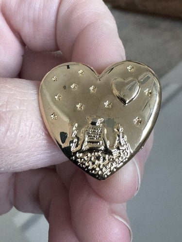 VTG Dreamworks Variety Club Shrek Fiona Donkey Heart Shaped Gold Tone Pin NOS