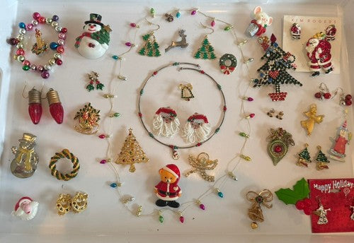 VINTAGE TO NOW ESTATE XMAS JEWELRY LOT 43PCS SOME SIGNED CHRISTMAS