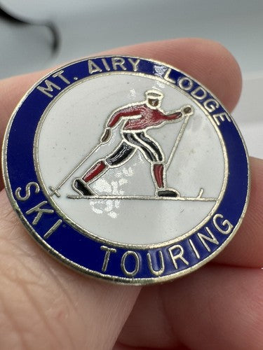 MOUNT AIRY LODGE - SKI TOURING - Pin PENNSYLVANIA Travel LOST AREA RARE