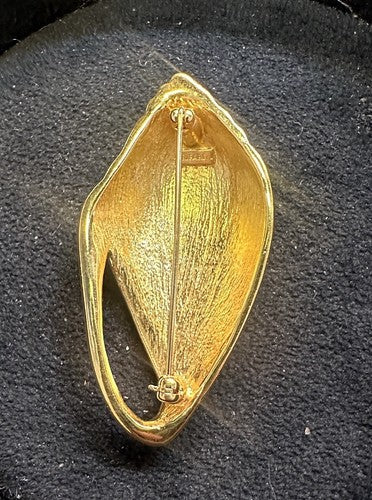 Vintage Trifari Gold Tone Cream Enamel Brooch Seashell Shell Conch Pin