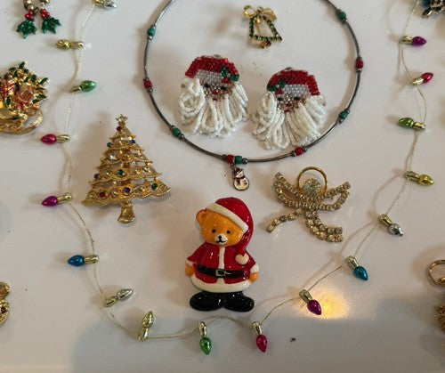 VINTAGE TO NOW ESTATE XMAS JEWELRY LOT 43PCS SOME SIGNED CHRISTMAS