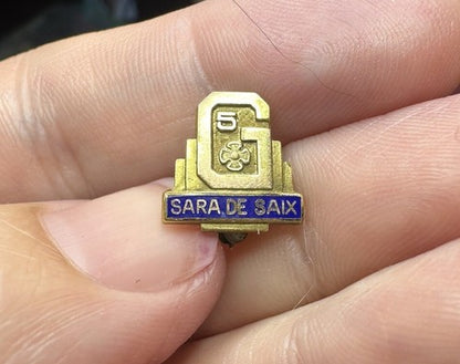Vintage SARA DE SAIX  Service Pin Pattern Company Sewing Machine Lapel Pin Quilt