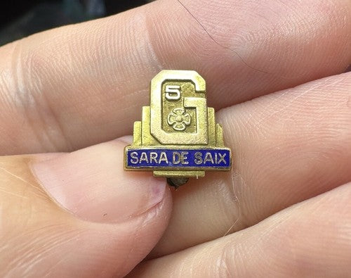 Vintage SARA DE SAIX  Service Pin Pattern Company Sewing Machine Lapel Pin Quilt