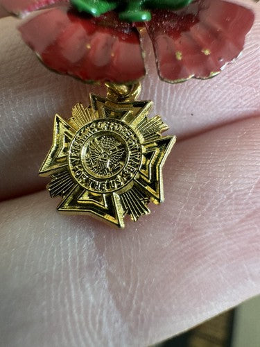 Vintage Lapel Pin ~ VFW Veterans Of Foreign Wars Poppy Flower With Dangle Charm