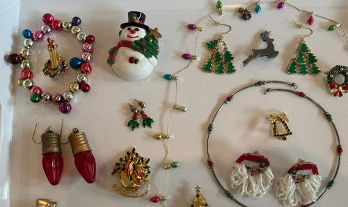 VINTAGE TO NOW ESTATE XMAS JEWELRY LOT 43PCS SOME SIGNED CHRISTMAS