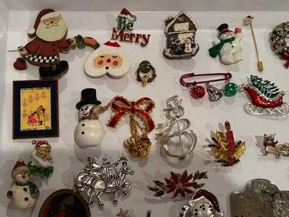 LOT OF 48 GOLD SILVER TONE CHRISTMAS/HOLIDAY/WINTER BROOCHES, VINTAGE-NOW