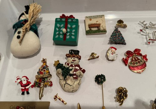 LOT OF 36 GOLD SILVER TONE CHRISTMAS/HOLIDAY/WINTER BROOCHES, VINTAGE-NOW TREE