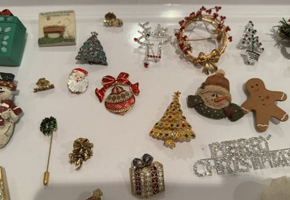 LOT OF 36 GOLD SILVER TONE CHRISTMAS/HOLIDAY/WINTER BROOCHES, VINTAGE-NOW TREE