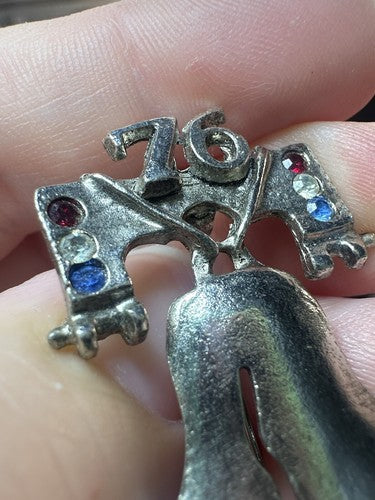 VINTAGE "76" LIBERTY BELL BICENNETIAL BROOCH SILVER TONE RED WHITE BLUE CRYSTAL