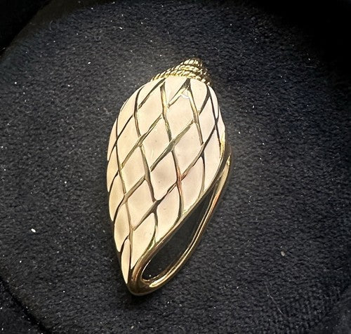 Vintage Trifari Gold Tone Cream Enamel Brooch Seashell Shell Conch Pin