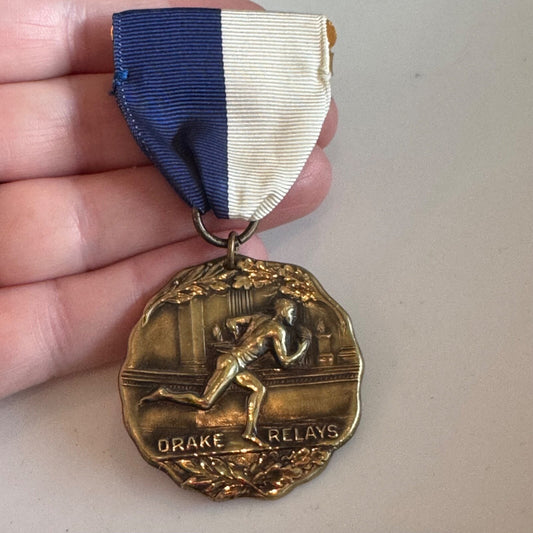 Vtg Drake Relays 100 Yard Dash 1951 Balfour Medal Pin Track and Field University