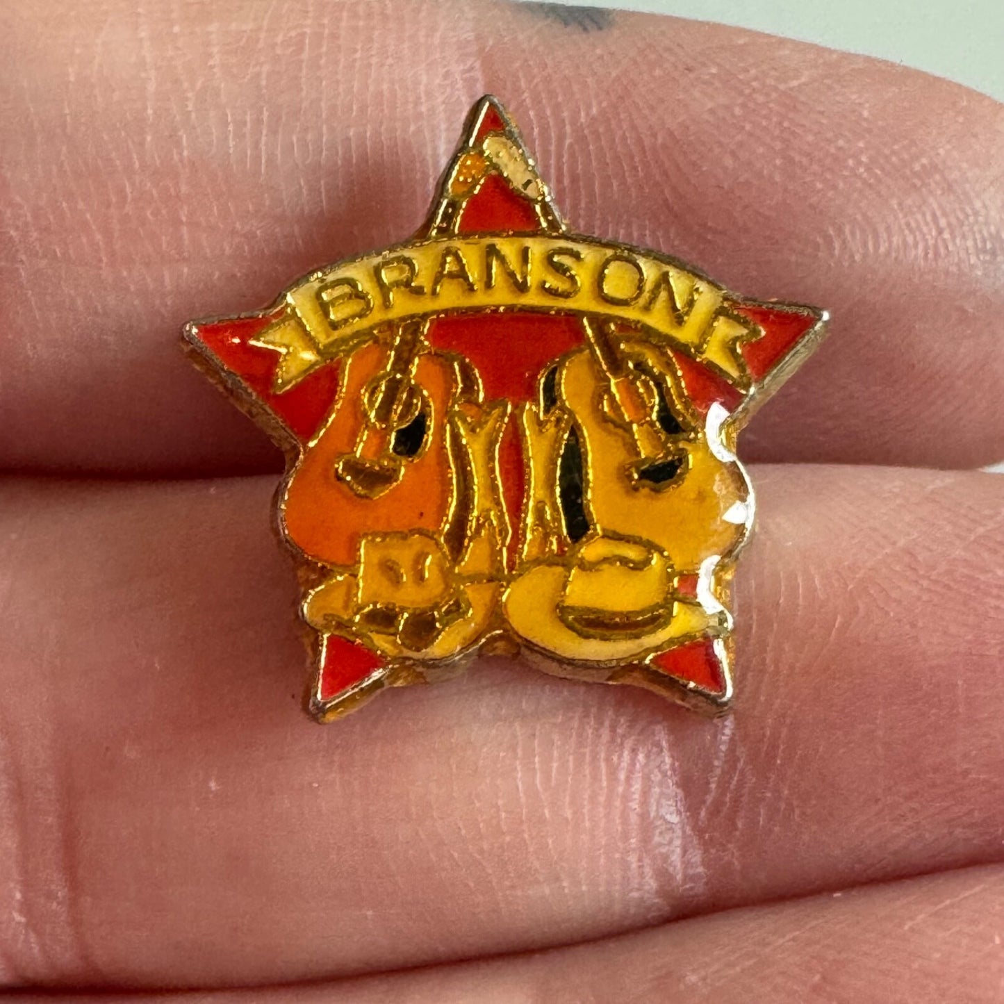 Vintage Branson Missouri Star Acoustic Guitar Cowboy Hats Lapel Pin Souvenir