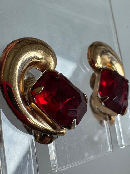Vintage Gold Leaf & Crystal Clip-On Earrings – Elegant Crescent Design