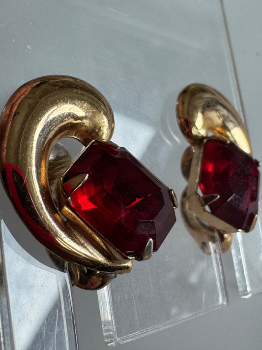 Vintage Gold Leaf & Crystal Clip-On Earrings – Elegant Crescent Design