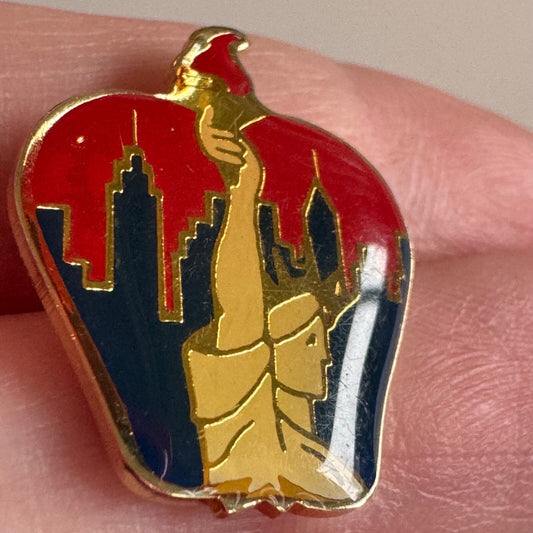 Vtg Big Apple Statue of Liberty New York City Skyline Souvenir Tourist Lapel PIn