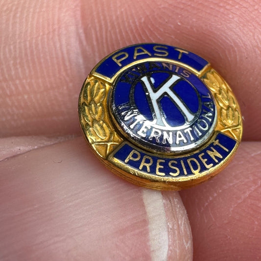 10K GOLD FILLED & ENAMEL KIWANIS INTERNATIONAL PAST PRESIDENT LAPEL PIN