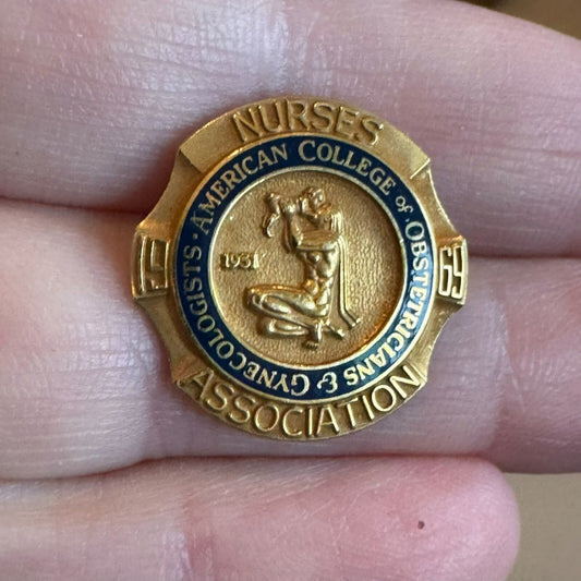 1969 American College of Obstetricians & Gynecologists Nurses Assoc. Pin GF