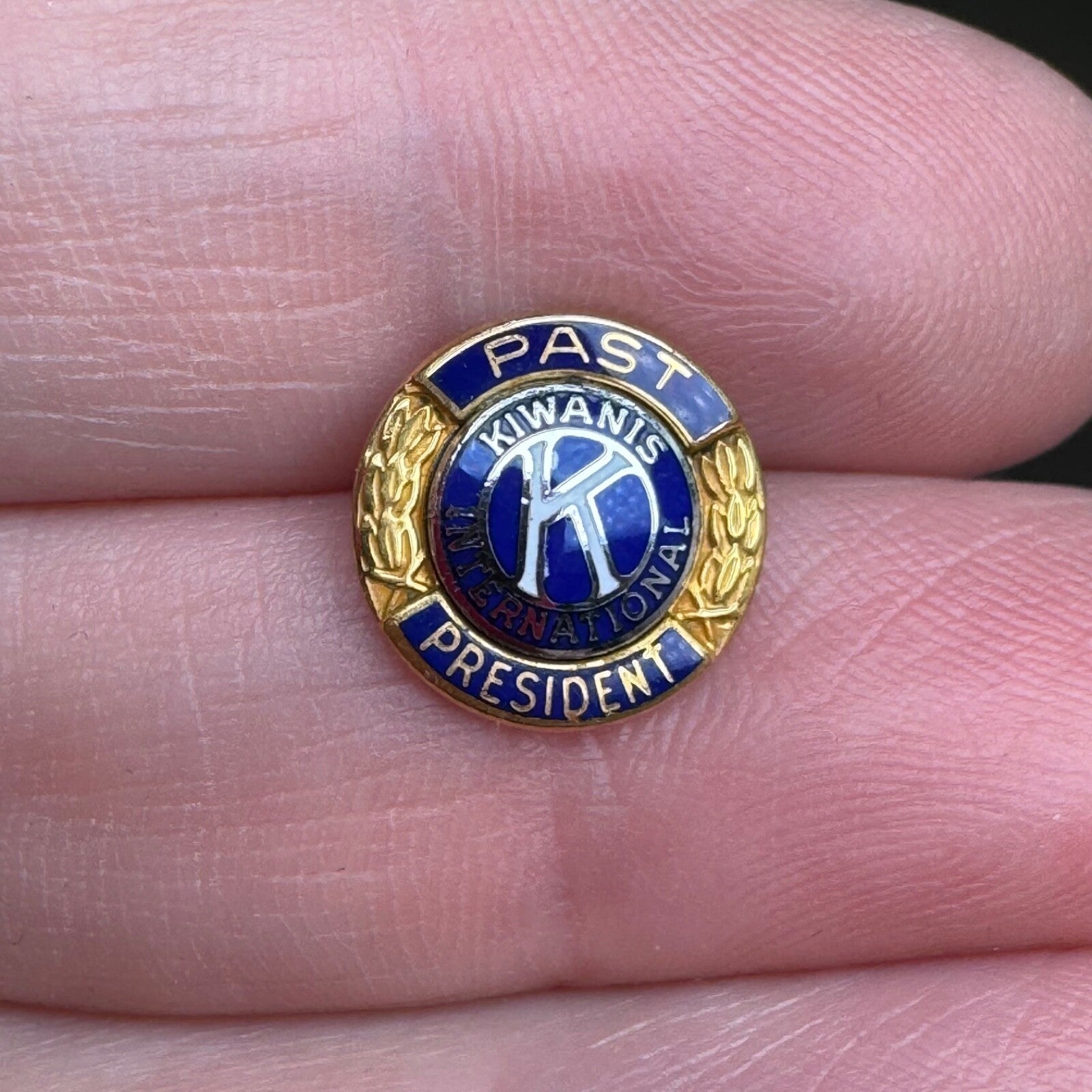 10K GOLD FILLED & ENAMEL KIWANIS INTERNATIONAL PAST PRESIDENT LAPEL PIN