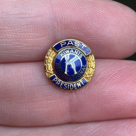 10K GOLD FILLED & ENAMEL KIWANIS INTERNATIONAL PAST PRESIDENT LAPEL PIN
