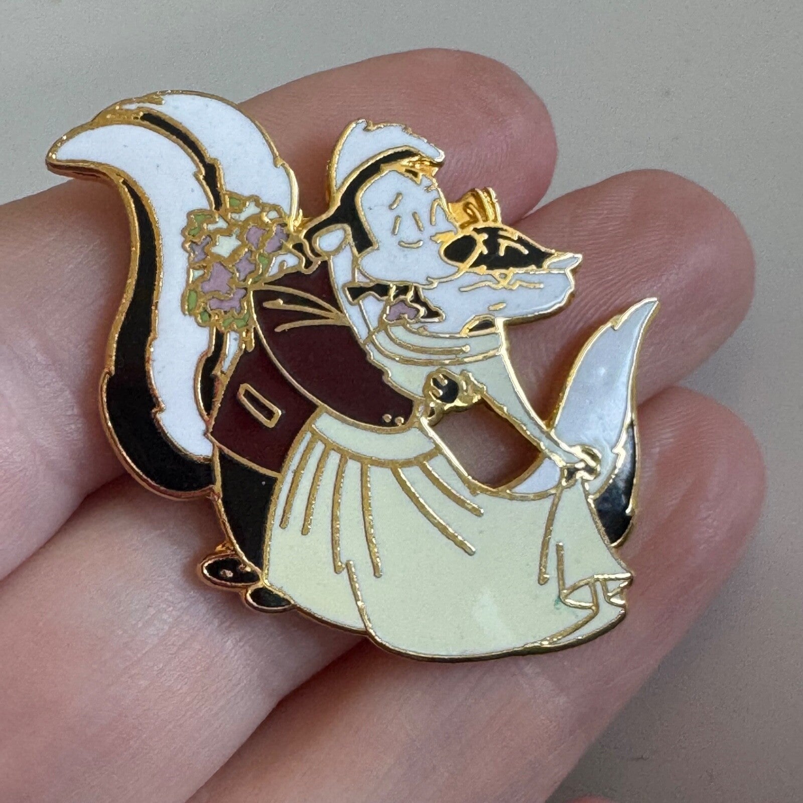 PEPE LE PEW SKUNK PENELOPE CAT GIRLFRIEND WEDDING KISS PIN WARNER BROS CARTOON
