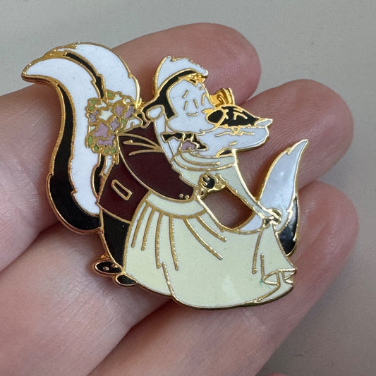 PEPE LE PEW SKUNK PENELOPE CAT GIRLFRIEND WEDDING KISS PIN WARNER BROS CARTOON