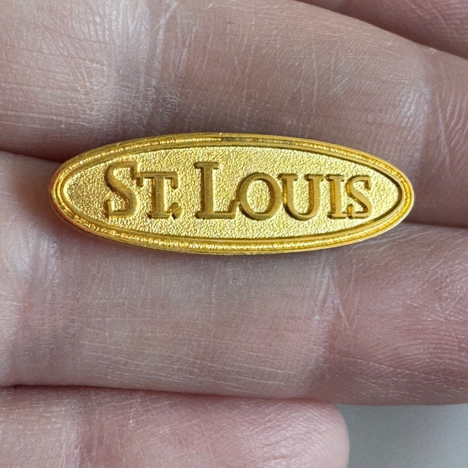 Vintage Gold Tone St Louis Missouri Lapel Pin Souvenir Tourist St. Saint