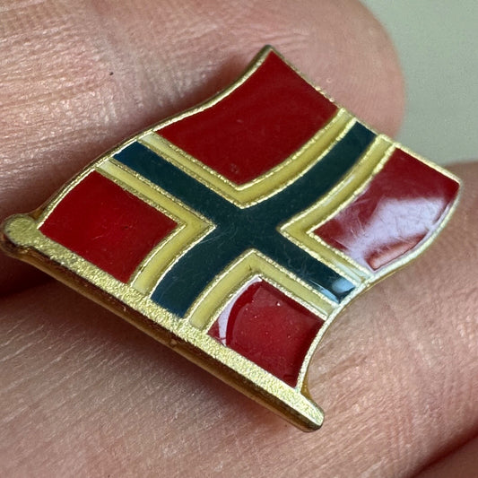 Vintage Norwegian Flag Lapel Pin – Red, White & Blue Enamel Souvenir Tourist