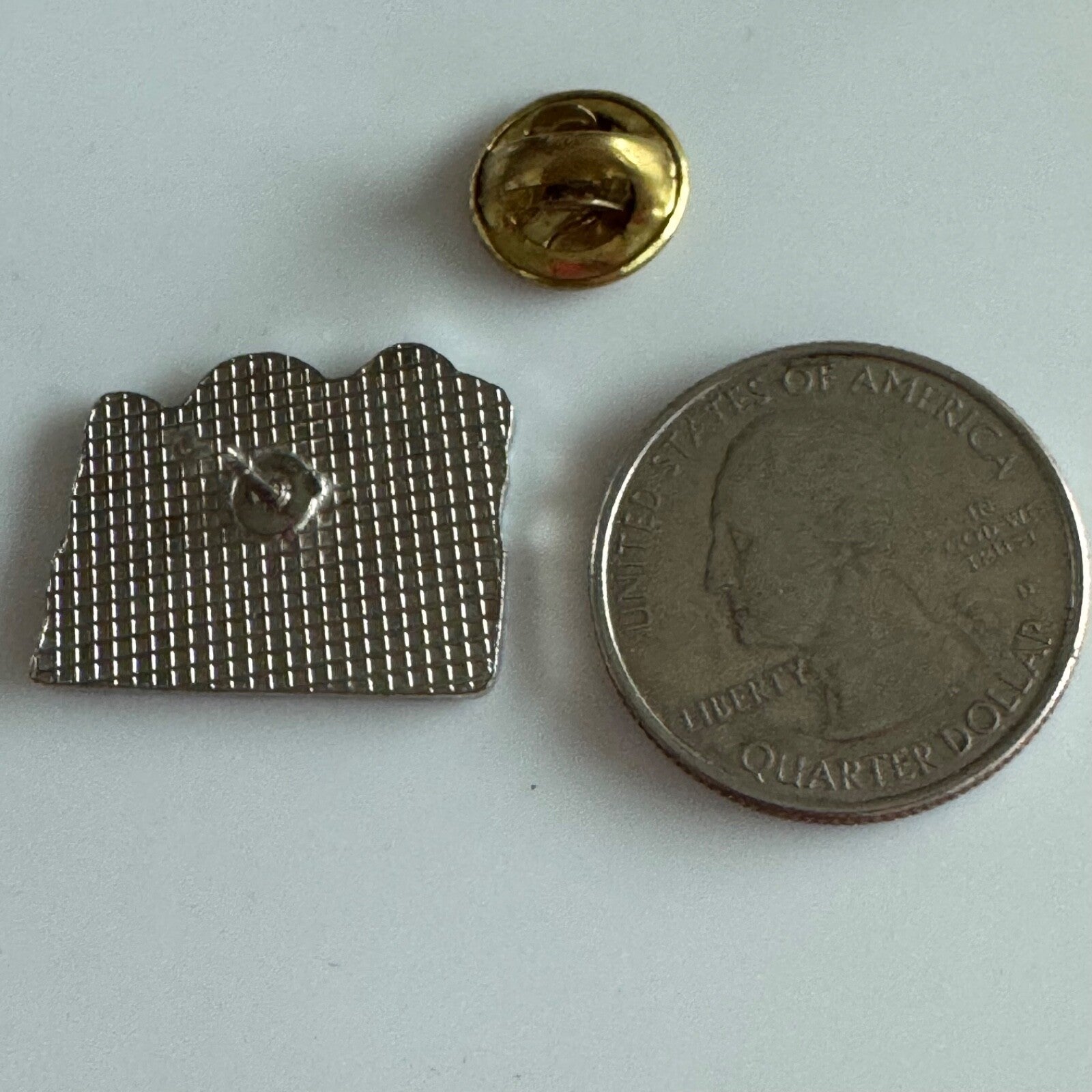Mount Rushmore South Dakota SD Enamel Souvenir Tourist Lapel Pin