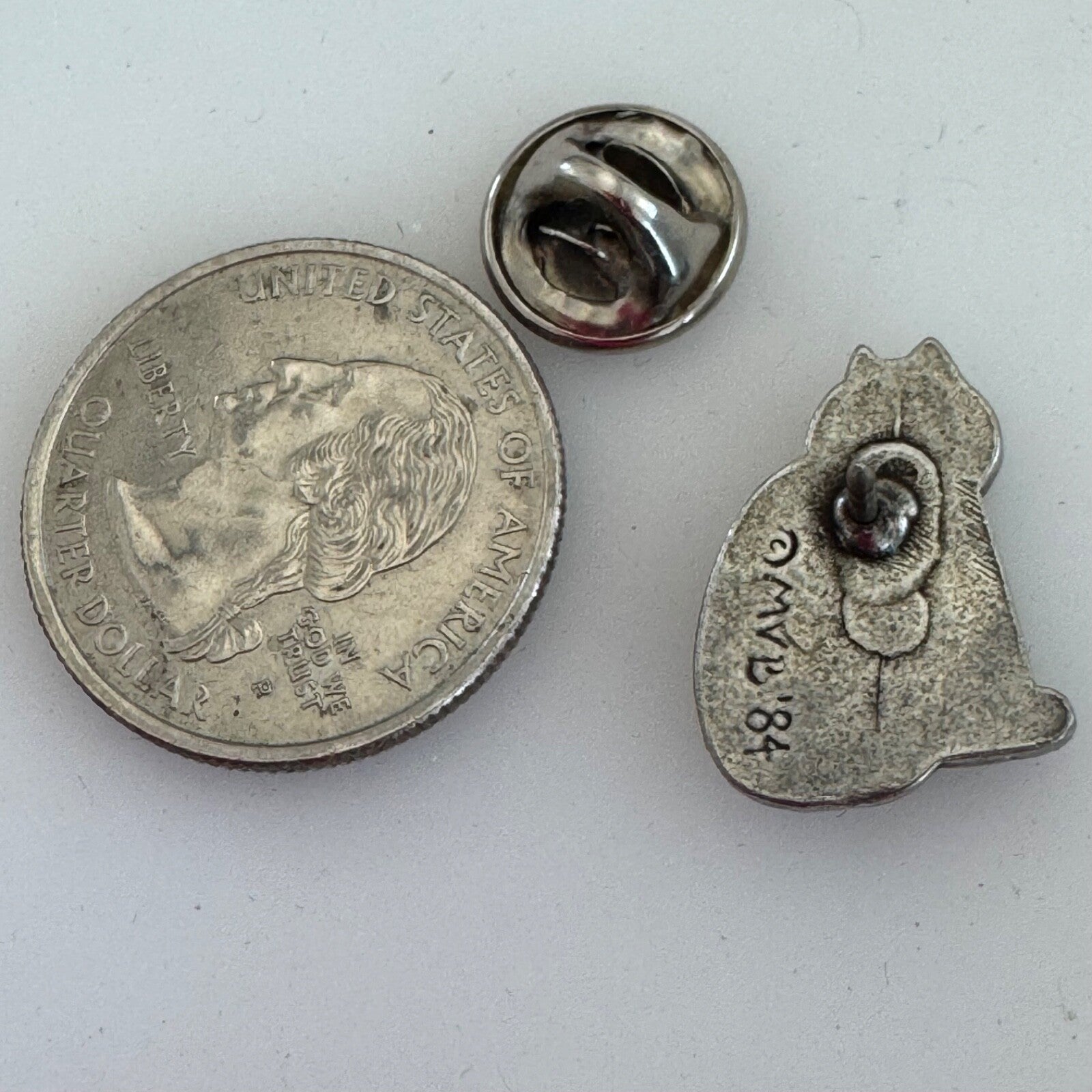 Vintage 1984 Danforth Pewter Striped Barn Cat Scatter Lapel Pin 