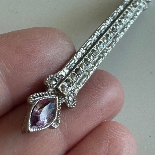 VINTAGE VICTORIAN REVIVAL DESIGNER 1928 METAL BAR PIN BROOCH PURPLE RHINESTONE