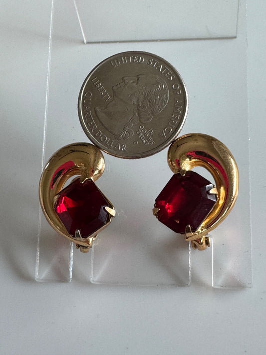 Vintage Gold Leaf & Crystal Clip-On Earrings – Elegant Crescent Design