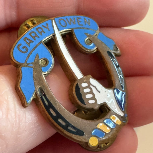 Vintage US Army Military 7th Cavalry Regiment Gary Owen Pin D22 DUI DI