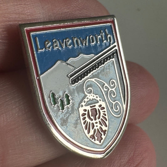 Vintage Leavenworth Ski Skiing Washington Souvenir Tourist Lapel Pin