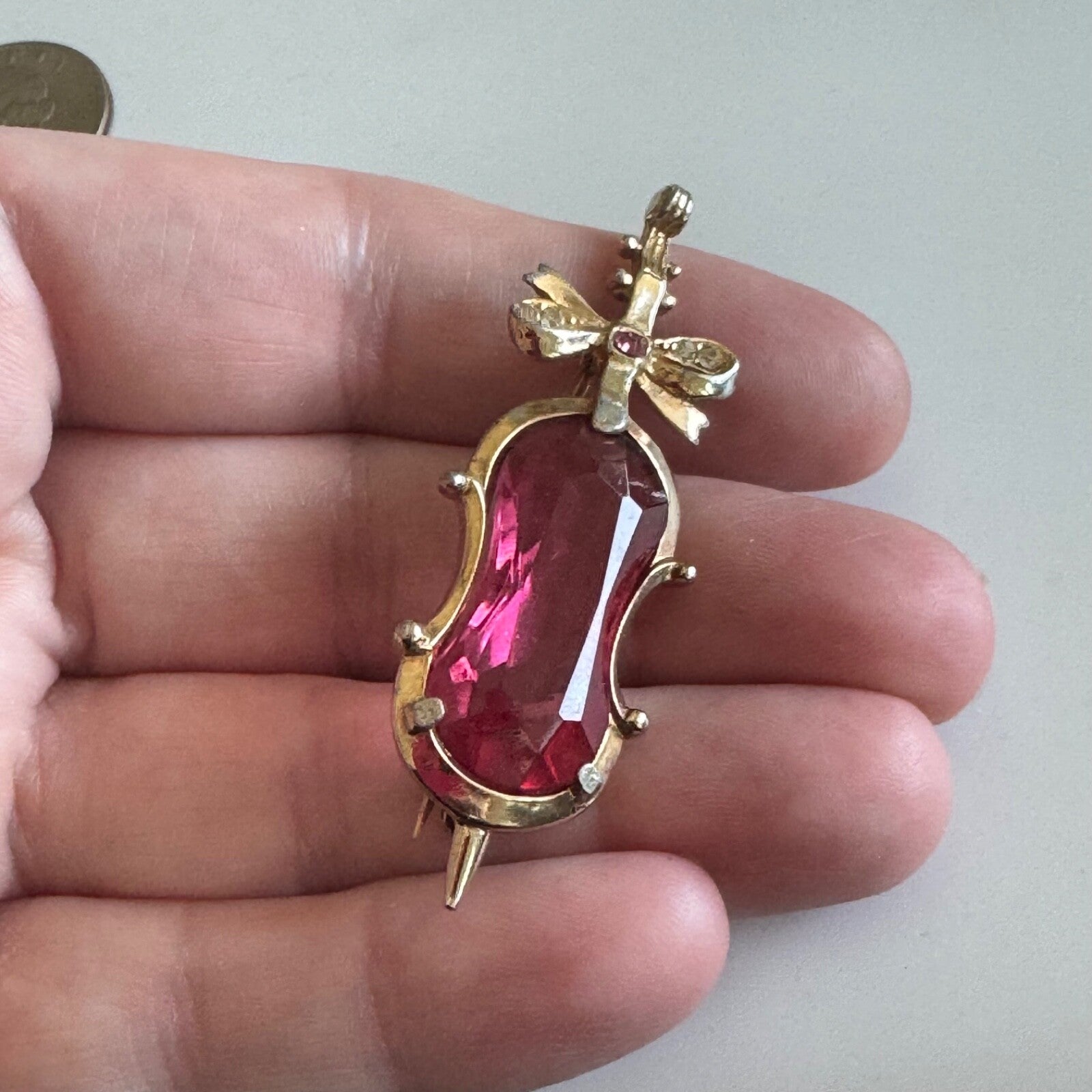 Vintage Hess-Appel Jolle Gold Tone Cello with Bow Brooch Pin Pink Stone As Is