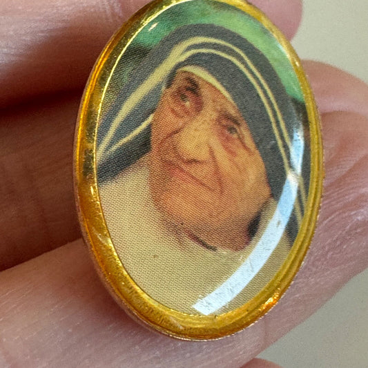 Mother Teresa Oval Portrait Gold Framed Photo Realistic Lapel Pin