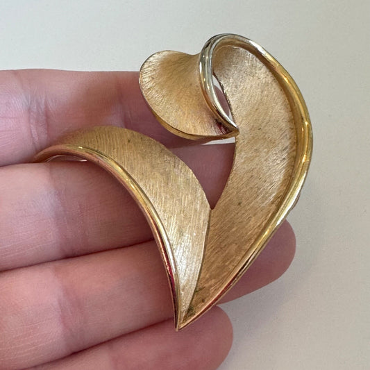 Vintage Crown Trifari Abstract Figural Heart Gold Tone Brooch As Is