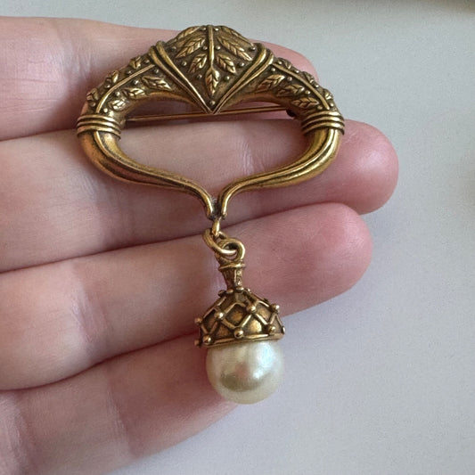 VINTAGE HMR HERITAGE MUSEUM JEWELRY REPLICA GOLD TONE DANGLE PEARL BROOCH PIN