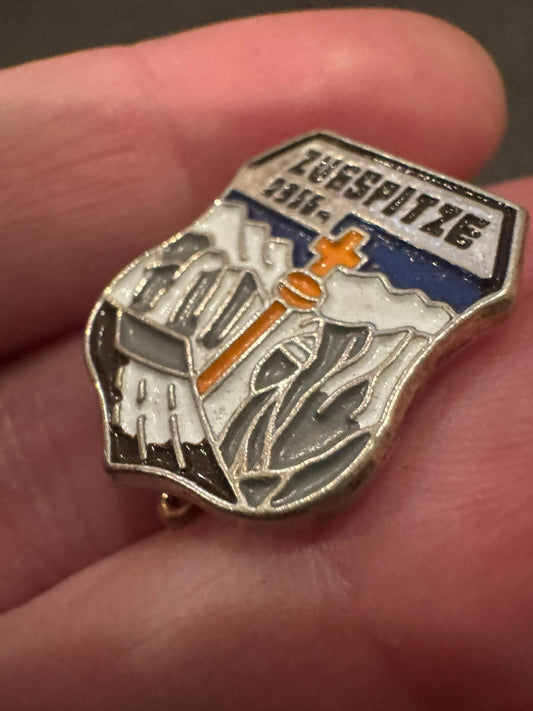 Zugspitze 2,955 Meters Vintage Shield Crest Lapel Pin Skiing Travel Souvenir