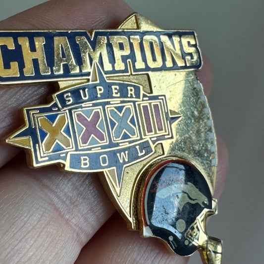 Vintage Denver Broncos Super Bowl Champions XXXII Lapel Pin Peter David