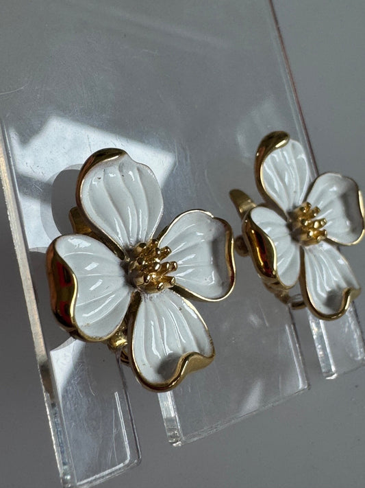 Vintage Trifari White Enamel Dogwood Flower Clip-On Earrings – Gold Tone Accents