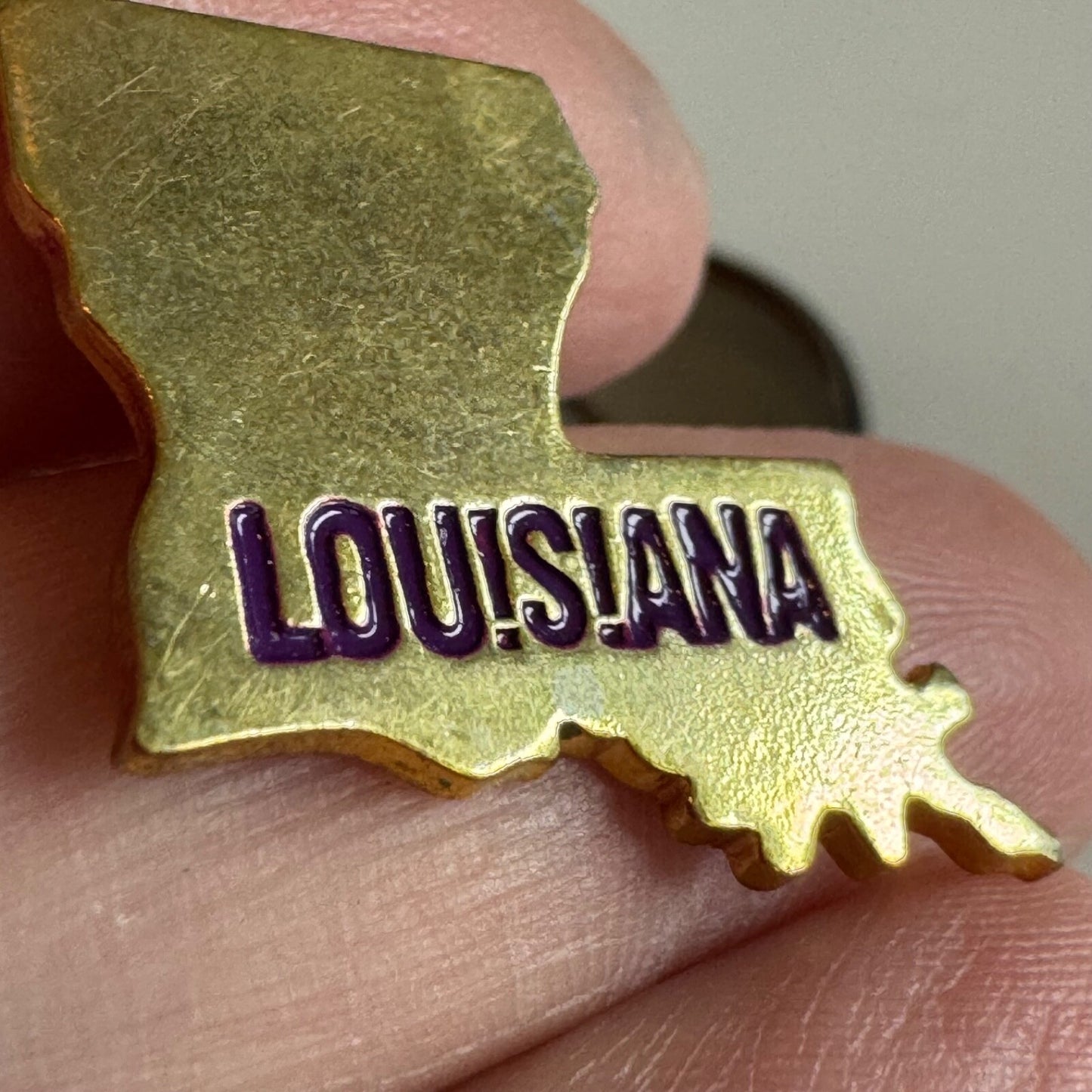 Vintage Louisiana State‑Shaped Souvenir Tourist Lapel Pin
