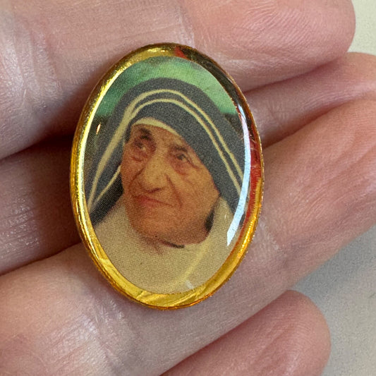 Mother Teresa Oval Portrait Gold Framed Photo Realistic Lapel Pin