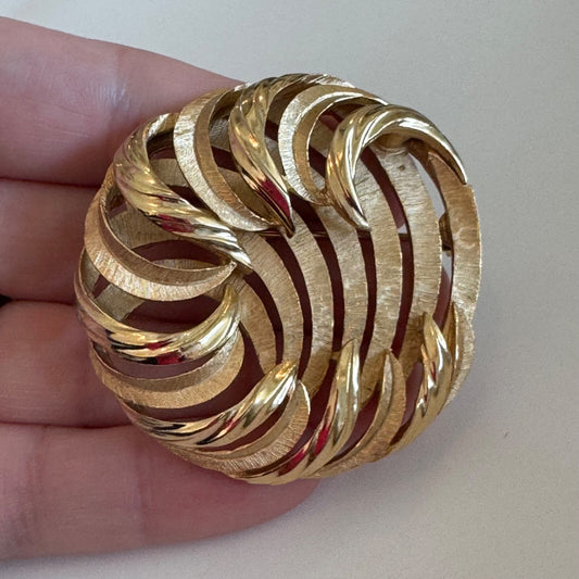 Crown Trifari Vintage Gold Tone Twisted Fern Leaves Round Brooch Pin AS IS