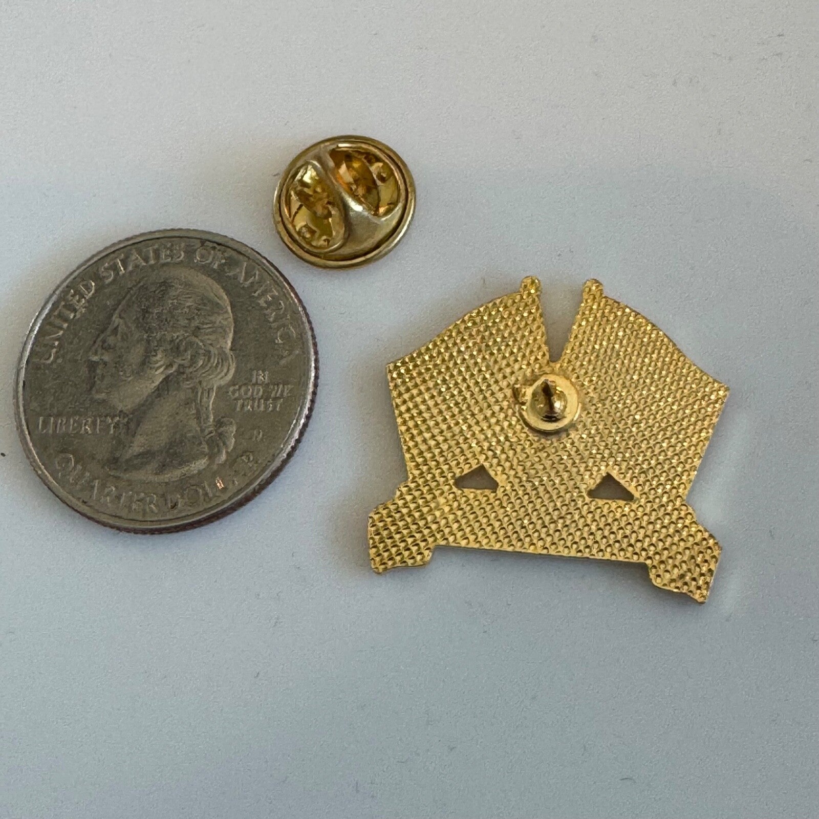 Vintage City of Indianapolis Flag Crest Lapel Hat Pin Indiana Travel Souvenir
