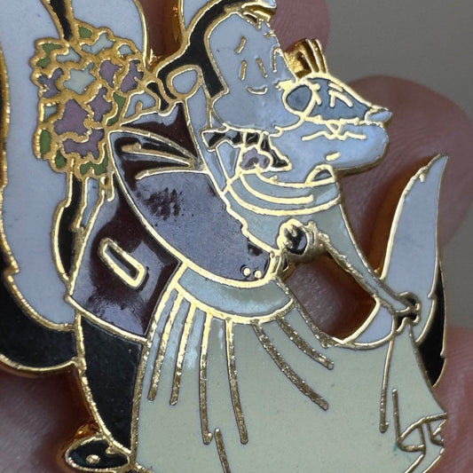 PEPE LE PEW SKUNK PENELOPE CAT GIRLFRIEND WEDDING KISS PIN WARNER BROS CARTOON