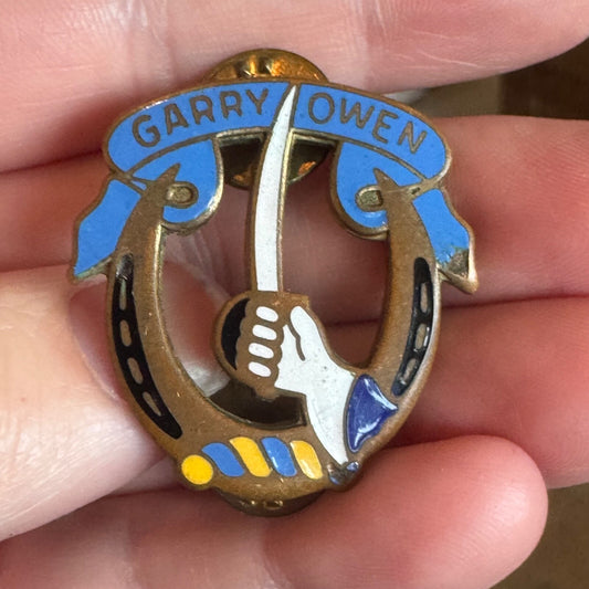 Vintage US Army Military 7th Cavalry Regiment Gary Owen Pin D22 DUI DI