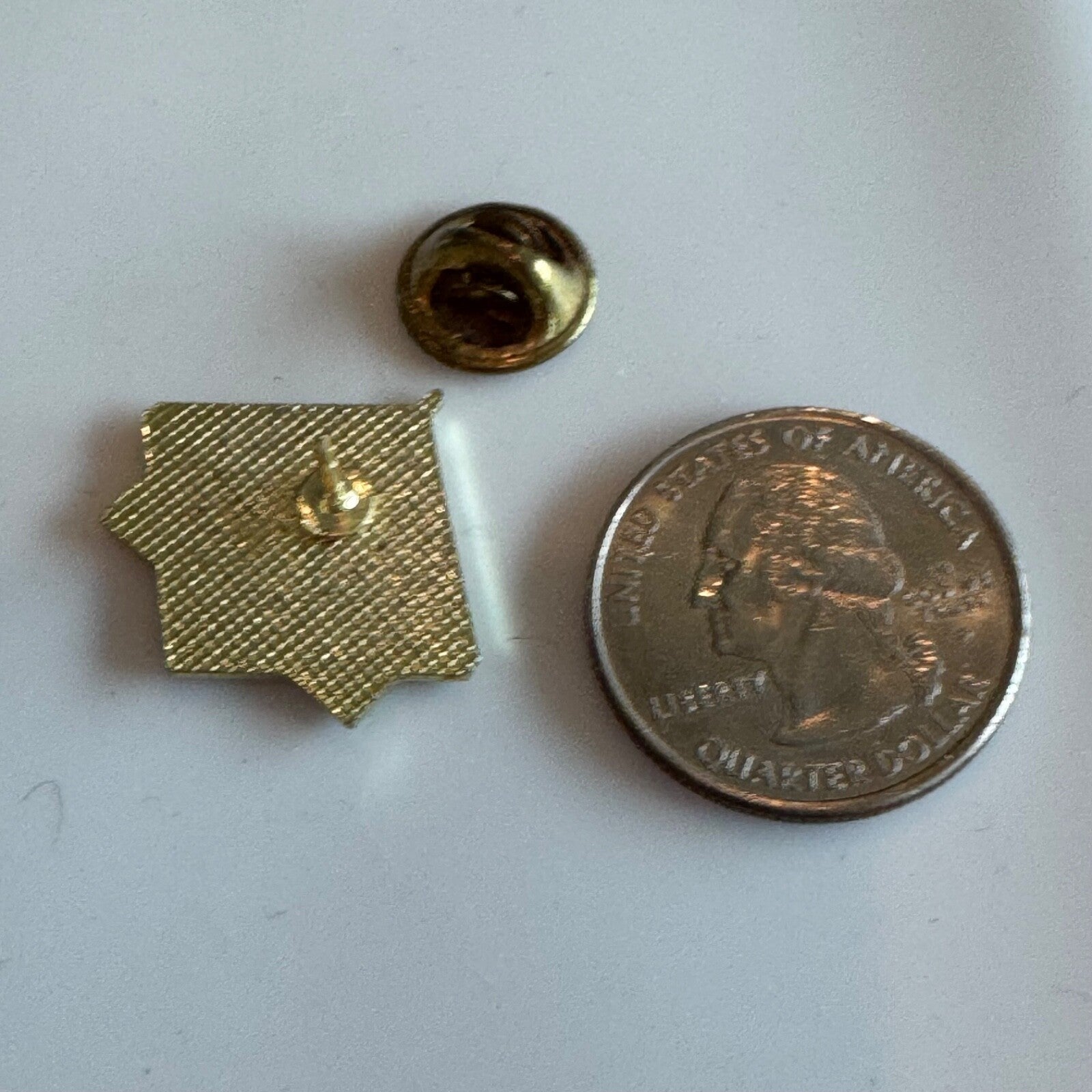 Vintage Toronto Canada Souvenir Enamel Pin – CN Tower & Waterfront